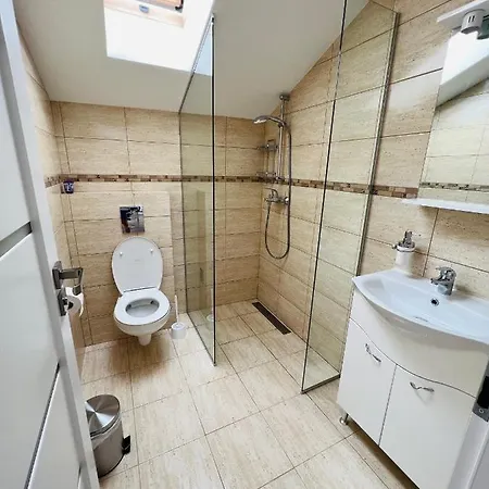 Three-Bedroom Apartment 110 M² Bucharest Center בוקרשט