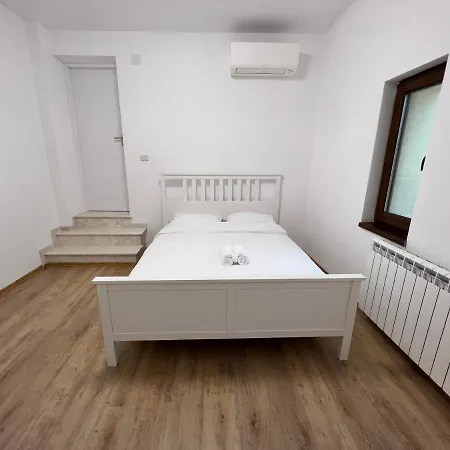 דירה Three-Bedroom Apartment 110 M² Bucharest Center