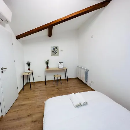 דירה Three-Bedroom Apartment 110 M² Bucharest Center *